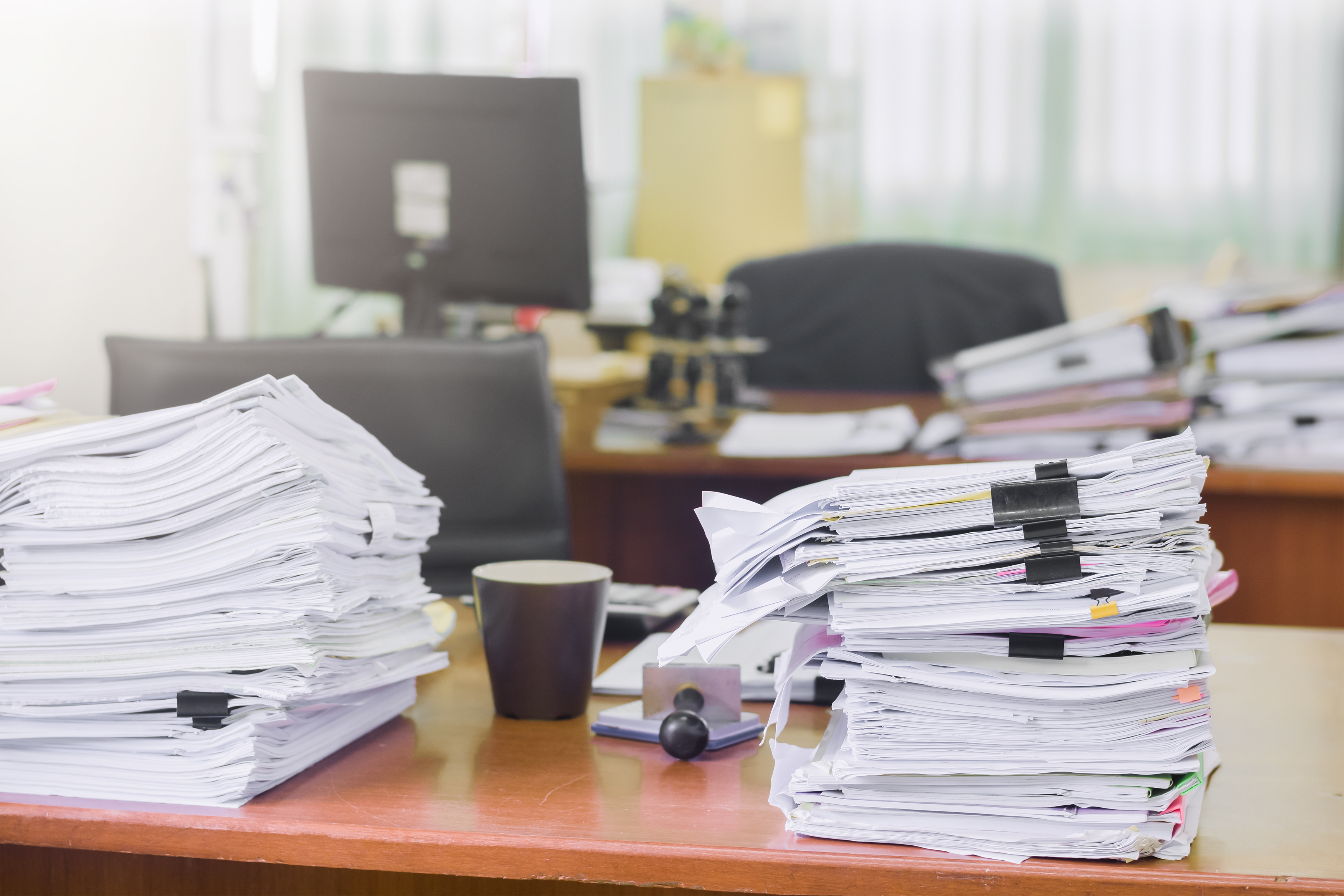 Office papers. Бумаги на столе. Бумаги на столе в офисе. Письменный стол с бумагами. Стопка документов в офисе.
